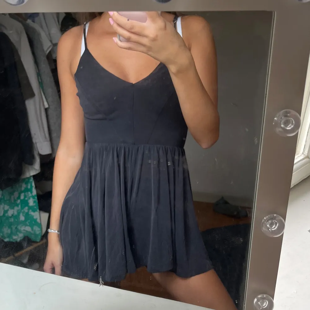 Klänning som egentligen är en jumpsuit (är shorts men syns inte) från Urban Outfitters. Öppen rygg med korsade band. Otroligt mjukt skönt tyg och fin grå färg🤍Passar någon ca 160 eller lite kortare. Mekot.