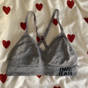 Grå träningsbh! - Säljer en snygg grå träningsbh i storlek S! 🤍