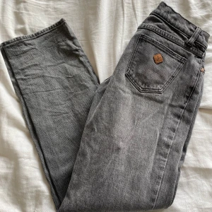 Gråa abrand jeans - Lågmidjade gråa abrand jeans!