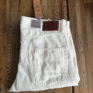 Jeans i linnematerial - Jeans i nyskick!  Ordinarie pris: 599kr W: 33 L:32 