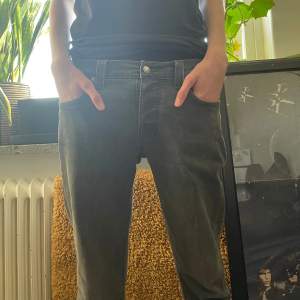 Ett par feta nudie jeans. Modell grim tim säljer pågrund av ingen användning.