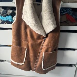 Läderväst - Nyskick! Storlek M. Perfekt till hösten🤎
