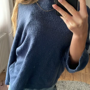 Finn stickad tröja - Säljer dena tröjan från lager då den är för kort i ärmarna,hör av er vid frågor!❤️