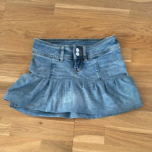 Lågmidjad denim volangkjol - Har sytt den själv av ett par jeans. Lågmidjad.