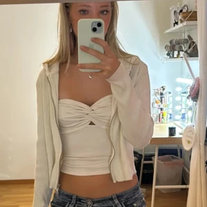 Brandy melville tröja - Jättefin tröja från brandy melville, säljer då den inte kommer till användning längre.