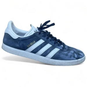 Adidas gazelle  - Mörkblå adidas gazelle i storlek 44 2/3. Bra skick, mockan är i mycket bra skick. Pris kan diskuteras. Skriv i DM om ni är intresserade eller har frågor, kan även skicka fler bilder