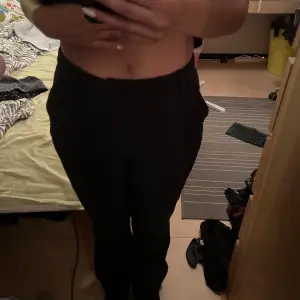 Säljer medelhöga bootcut kostymbyxor från Bik Bok🤍 Dessa kommer inte längre till användning och börjar bli för små. De är lite långa (är 163 cm). Utöver detta sitter de perfekt över rumpan och är i bra skick🥰 Inga tecken på slitage eller liknande. 