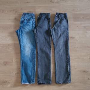 Tre par levi's jeans i modellen 501 som säljs tillsammans. De är i toppskick och är i storlek: W25 L30, förutom de blåa som står W24 L30 men passar som de andra. Vid frågor är det bara att skriva:)  Priset kan diskuteras vid snabb affär