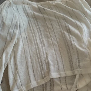 Söt tröja - Genomskinlig söt tröja från Gina som tyvärr inte kommer till användning. Den är lite kort men sååå fin, man ska nog inte ha linne under🥲💕