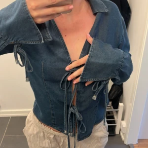 Skitsnygg jeanströja köpt i Australien  - Använd en gång 