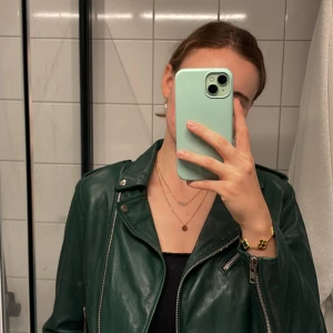Splitterny, mörkgrön skinnjacka från Jofama! - Splitterny, oanvänd skinnjacka från Jofama! Mörkgrön färg. Storlek 40. Normal, lite tight passform. Tre ytterfickor och en innerficka. Säljes då den köptes i fel modell. 