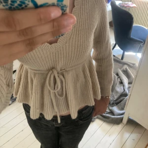 Stickad tröja - Köpt på Plick för ett år sedan för 170 tror jag och säljer den nu för 110 då jag knappt använt den, strl S och 36, inga defekter eller smuts, från shein men bra matrial för att vara shein👌 skriv till mig om ni vil diskutera pris annars köp nu!🎀