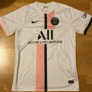 PSG Tröja Neymar jr #10 21/22 - En helt ny psg tröja från sesong 21/22 med neymar jr nmr 10 på ryggen som är i jättebra skick och inte andvänd någon gång och pris kan diskuteras 👍