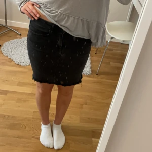 Svart jeanskjol  - Jättefin svart jeanskjol från Pieces. Nästan aldrig använd!💗Strechig i materialet.