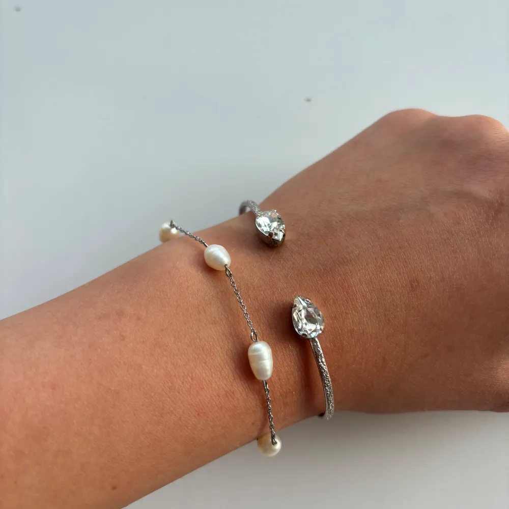 Super fint Caroline Svedbom armband i silver. Tyvärr så har armbandet lite missfärgningar och därav priset❣️Nypris 695kr💕. Accessoarer.