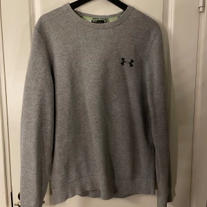 Under Armour sweatshirt  - Grå sweatshirt i herrmodell storlek S. Bra skick förutom fläcken som syns på sista bilden💓