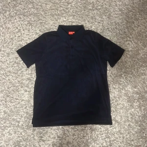 Piké  - Säljer min piké då jag har växt ur den . Den är i väldigt bra skick  Finns inga skador eller fläckar  Inte använd så mycket ett fåtal gånger