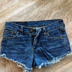 Levis shorts  - Shorts från Levis, knappt använda! Midjemått 26