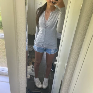 Grå kofta  - Grå kofta från märket saint tropez🥰 det svarta på armbågen i första bilden är från spegeln inte tröjan❤️