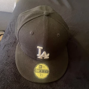 NEW ERA - 59FIFTY FITTED LOS ANGELES DODGERS CAP - BLACK/WHITE - NEW ERA - caps