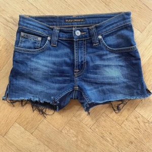 Lågmidjade shorts - Säljer mina lågmidjade shorts då de tyvärr är försmå på mig nu. Jättefin ficka. Skulle säga att de passar en Xs