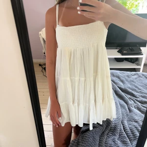 Zara klänning - Säljer denna vita sommarklännningen från zara💕