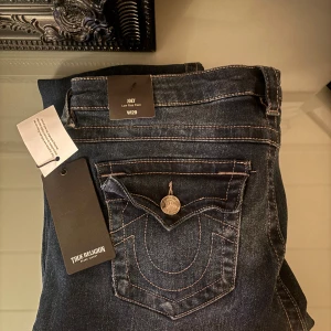 True religion jeans - Helt nya true religion jeans i modellen Joey low Rise flare. Storlek 29. Köptes i vintras men blev aldrig använda då och nu är dem  för stora. Nytt pris är 1399kr 