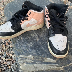 Air Jordan 1 Mid ‘Crimson Tint’ - Väldigt lite använda, nypris 3000