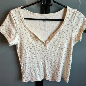 Brandy Melville tröja - Brandy Melville tröja köpt här på Plick, som inte passa mig.