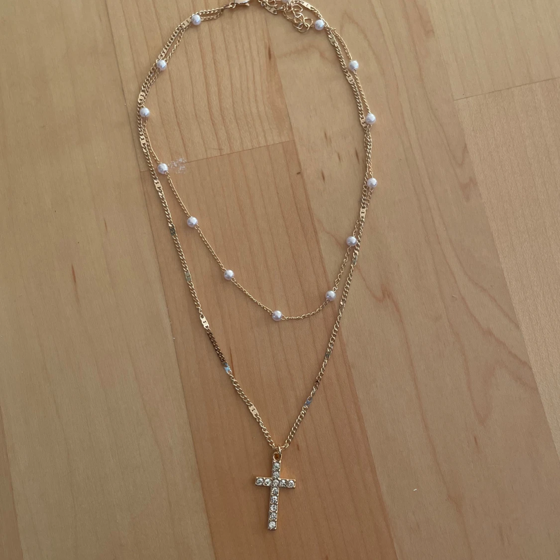 Korshalsband med pärlor  - 93