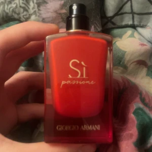 giorgio armani parfym - NÄSTAN helt full 50ml. Dock är "locket" borta annars inga defekter.
