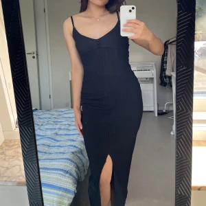 Klänning med slit - Smickrande klänning med slit från Gina Tricot. Storlek M. Har ett räfflat och stretchigt material🖤