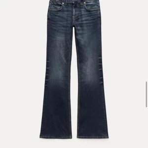 Lågmidjade Zara jeans  - Helt nya, endast testade lågmidjade jeans från Zara i strl 36. Säljer då dom va lite för stora på mig, annars superfina. Långa i benen, släpade i marken på mig som är ca 170cm lång. (Nypris 399kr)