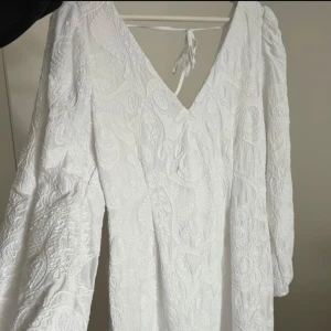 Vit klänning - Vit klänning med brodyr från samsøe samsøe, köpt på Vinted men aldrig använt! 
