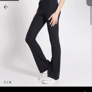 Svarta utåtsvängda tights  - Säljer dessa tights på bilden ovan från lager157. Dem är i perfekt skick och använda ett fåtal gånger. Skriv bara om ni undrar något så svarar jag så snabbt jag kan. Just nu ligger de och väntar på sin nästa ägare då det inte passar mig längre!💓