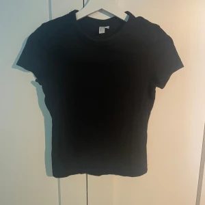 & other stories t-shirt  - Ribbad kortärmad tröja från & other stories. Svart storlek S. Använt skick