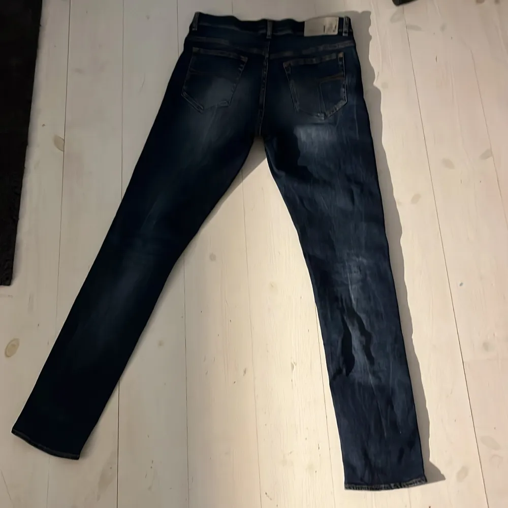 säljer ett par mörkblåa tiger of Sweden jeans. Jeansen är i topp kvalité och använd 1 gång. hör av er vid frågor😁. Jeans & Byxor.