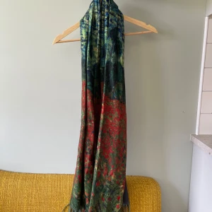 Van Gogh Halsduk - Mycket mjuk halsduk med Van Gogh-tryck på ena sidan, enfärgat mörkblå på den andra. 60% ull, 40% akryl. 180 cm lång. Som nyskick.