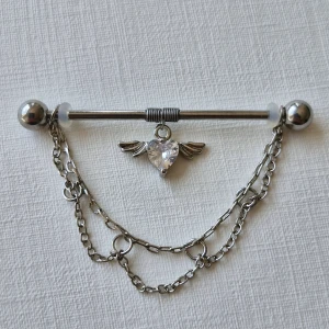 Industrial bar - Superfint smycke för industrial piercing, med kedja och hjärthänge ❤️ Köpt från Etsy för ca 150 kr. Helt oanvänd då jag inte längre har piercingen.  Hör gärna av er vid frågor! :)