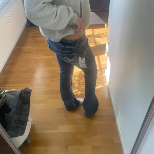Jeans  - Säljer dessa supersnygga lågmidiade bootcut jeans som är köpta utomlands vet ej storleken men passar mig som har runt 26/30 och nedåt 