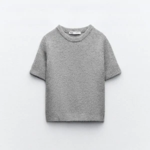 Grå stickad kortärmad - Populär kortärmad från zara. Inprincip oanvänd och i super bra skick🥰