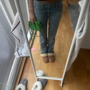 Najsiga levis jeans, modell 570 straight, obs finns ett hål på baksidan vid foten