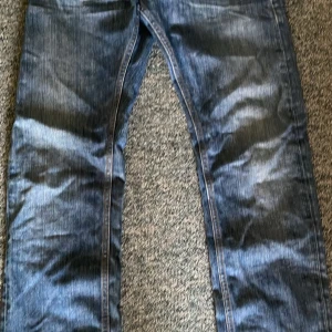 Säljer olika typer av kläder  - Storlek m på tröjorna och S på jeansen. De blåa jeansen är från peak performance och de svarta är från Jack and Jones 