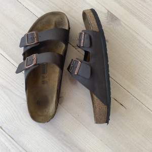 Birkenstocks i storlek 46, använde typ 10 gånger.