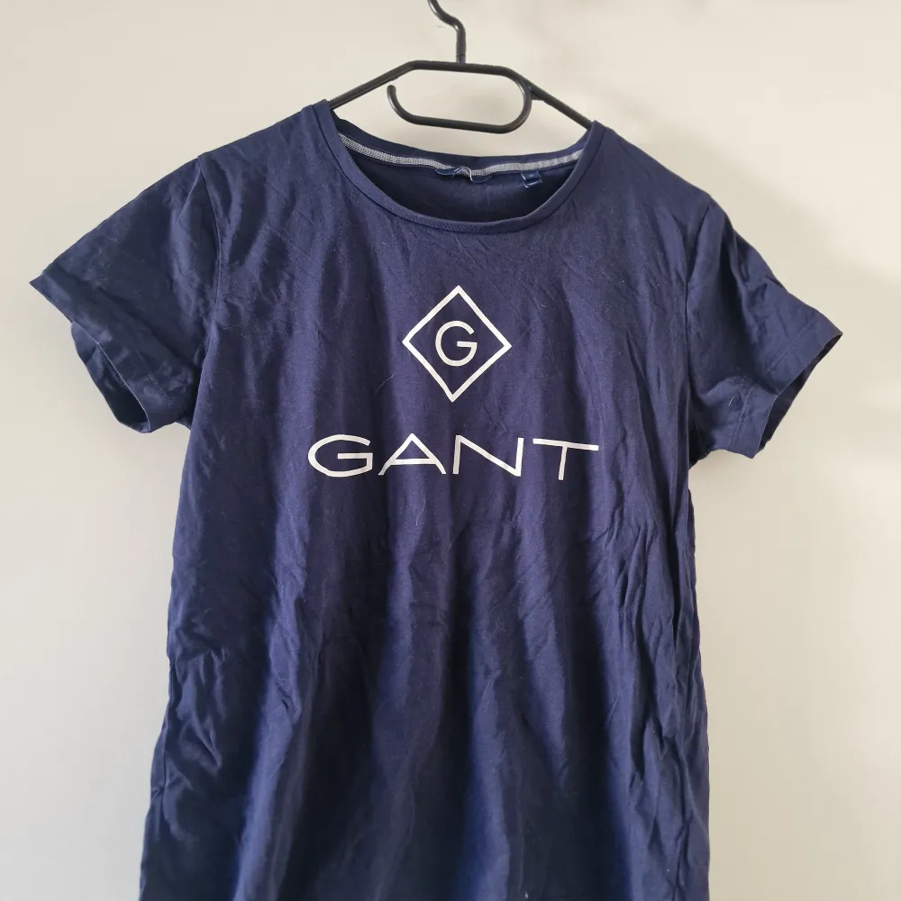 Fin gant tshirt. Storlek M men sitter mer som en S.. T-shirts.