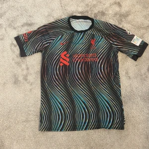 Fotbolls tröja (Liverpool Salah) - Fotbolls tröja i fint skick med salah på ryggen, tröjan är storlek s men sitter mer som en medium, pris kan diskuteras vid snabb affär💯