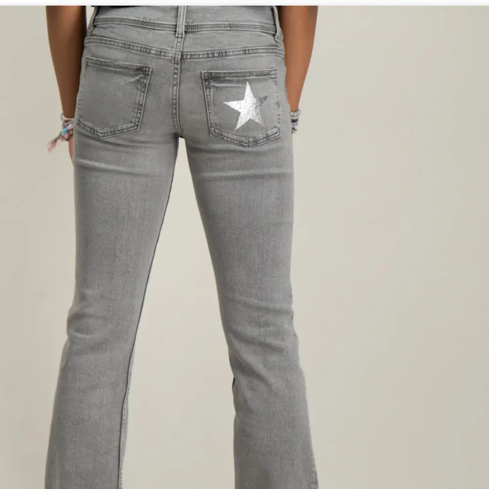 Säljer dessa slutsålda low waist jeans från Gina i strl 158 ❤️. Jeans & Byxor.