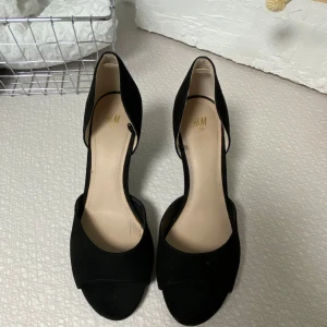 Svarta klackskor  - Snygga klackskor som är lätta att gå i. Bra skick och endast använda några få gånger 