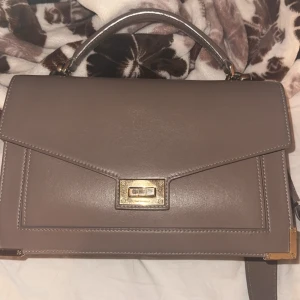 The kooples väska made in italy - En kooples väska i rosa/beige färg, jätte fin och i bra skick köpte den för 3000 men säljer för 1000 då jag vill ha snabbt köp💕