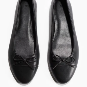 Ballerinaskor  - Säljer dessa snygga ballerinaskorna från hm❤️ endast använda vid ett tillfälle